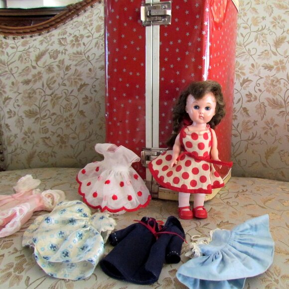 GINNY DOLL, BENT KNEE WALKER w CASE + 6 PRETTY DRESSES, 2 PAIR SHOES + MORE - Picture 13 of 16